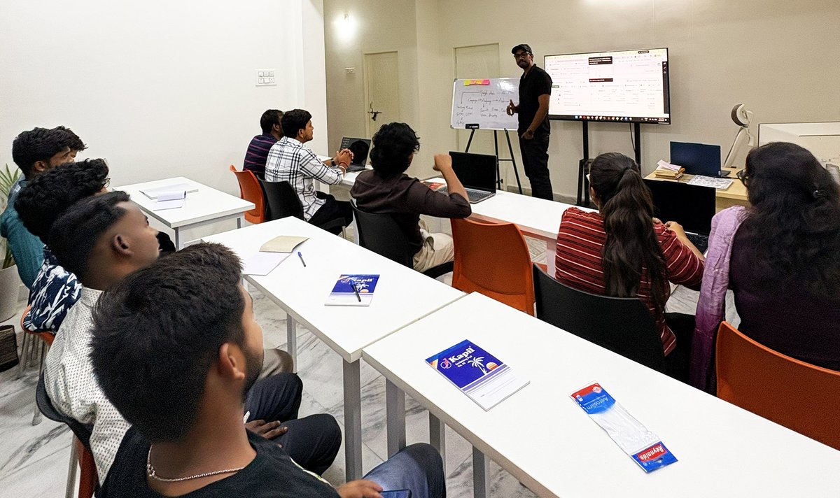 Working professionals in a digital marketing class at Gyaner Academy in Hyderabad